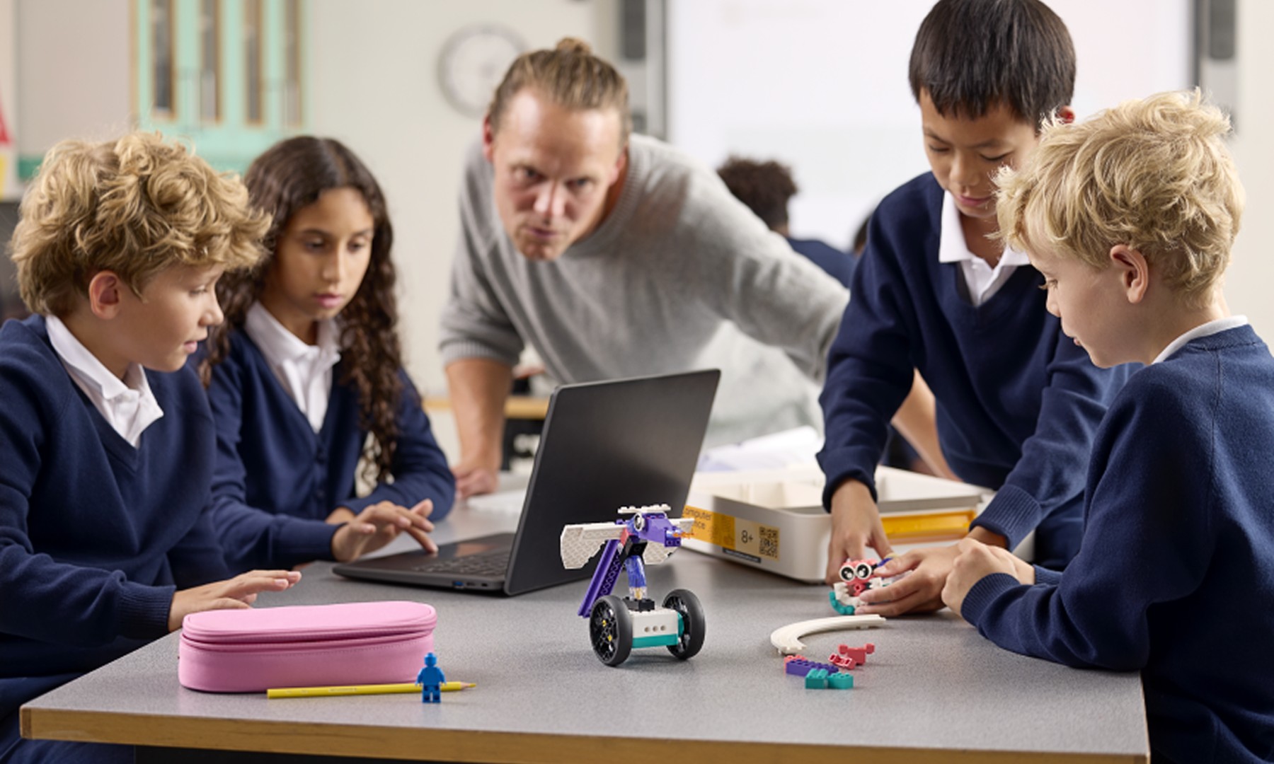 CSAI_45521_LEI_Lifestyle_Students working in groups_4000x2400.png