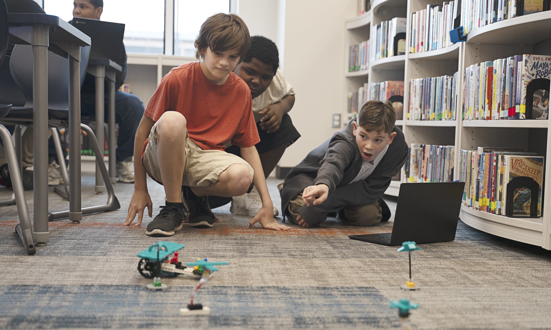 CSAI_45522_Lifestyle_Students collaborating_4000x2400.png