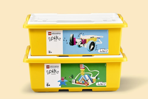LEGO® Education SPIKE™ 科创基础套装和 LEGO® Education SPIKE™ 科创套装堆叠在一起。