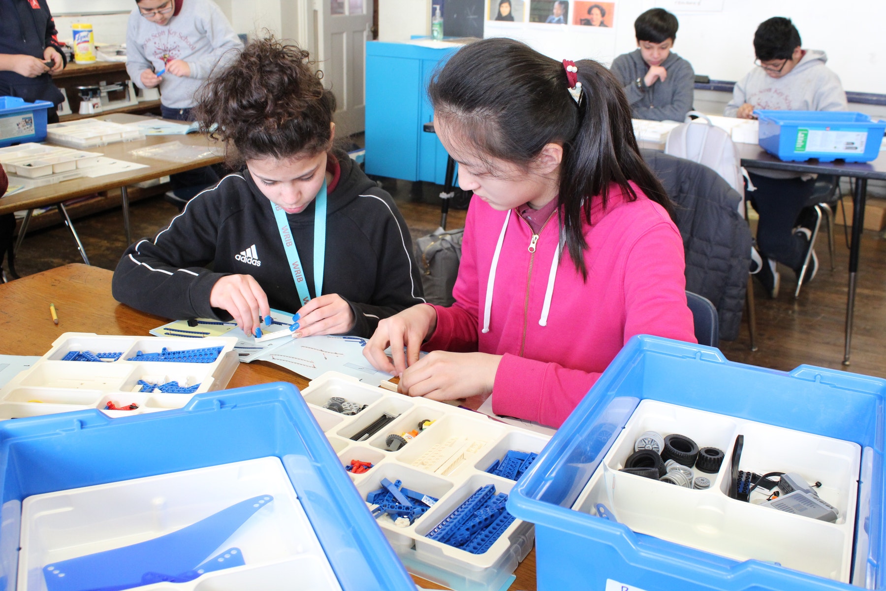 girls-tinkering