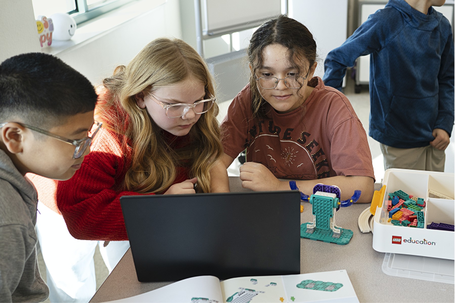 CSAI_US_Lifestyle_Students collaborating around laptop.png