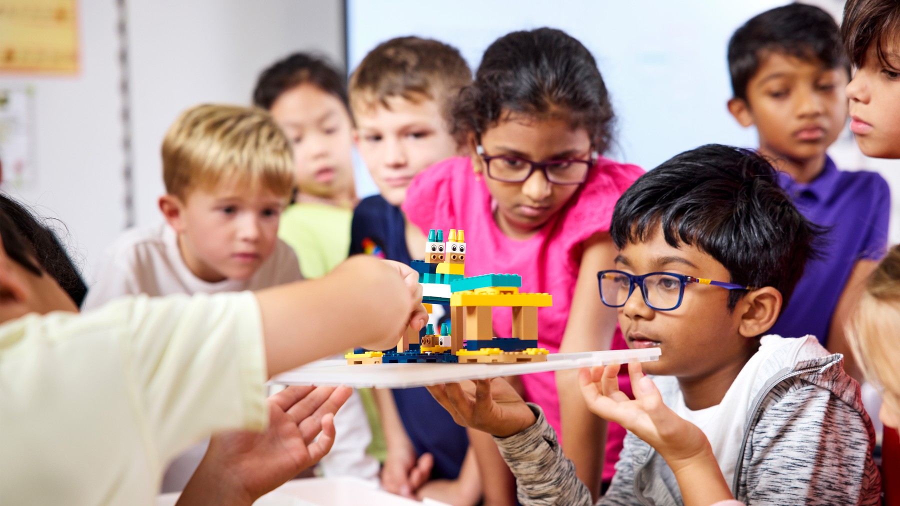 Sci_45620_US_Lifestyle_Group Discussing About Their Build with Class_4000x2250.jpg