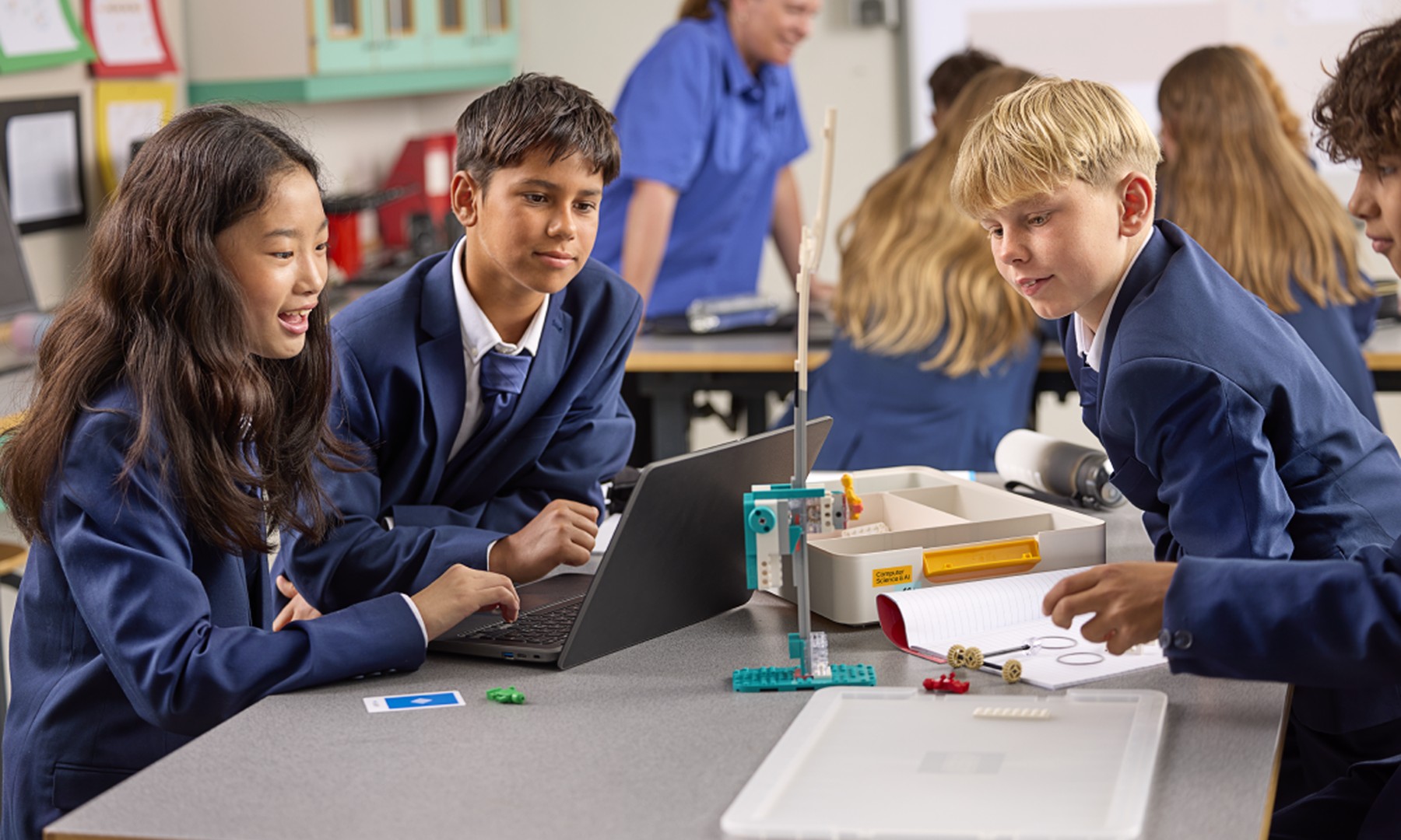 CSAI_45522_LEI_Lifestyle_Students collaborating_4000x2400.png