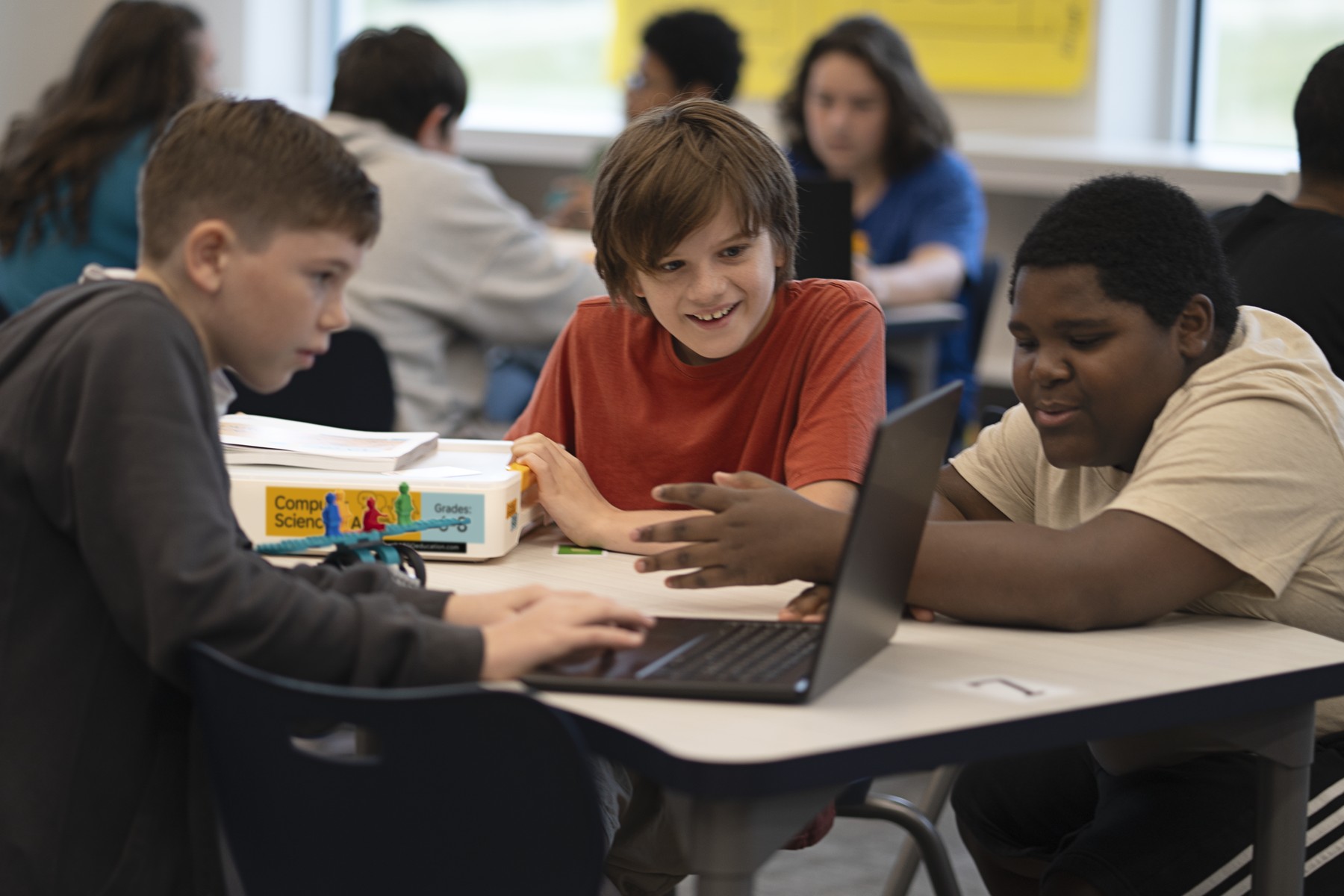 CSAI_45522_US_Lifestyle_Students collaborating_3000x2000.png